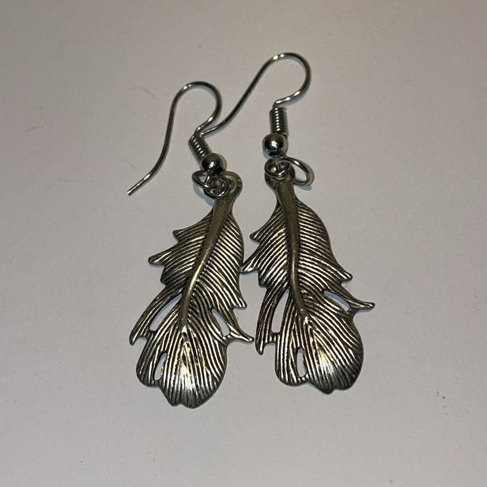2 sets of earrings - Picture 3 of 4
